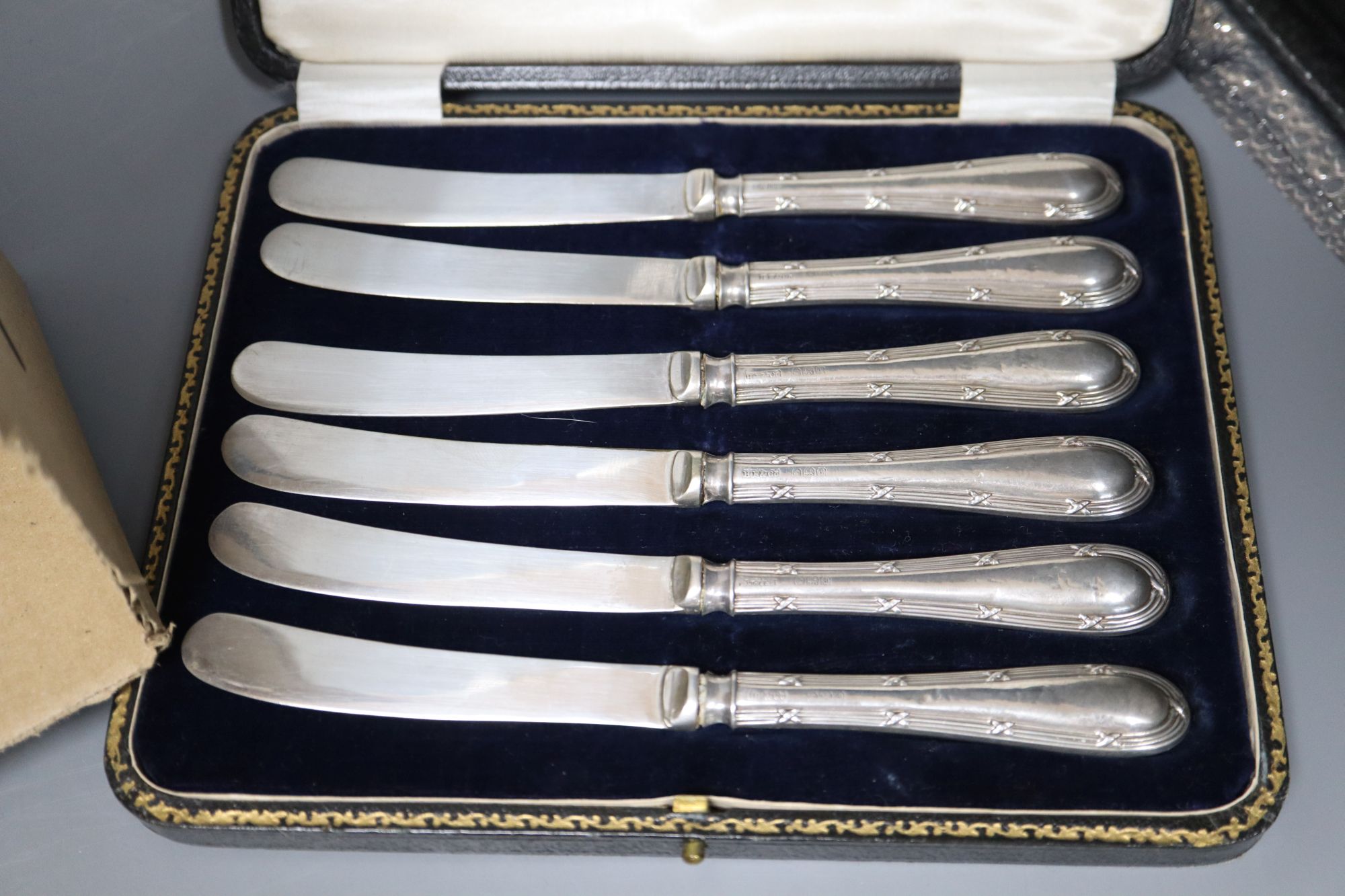 A late Victorian repousse silver mounted seven piece dressing table set by William Comyns, London, 1897/8, etc.